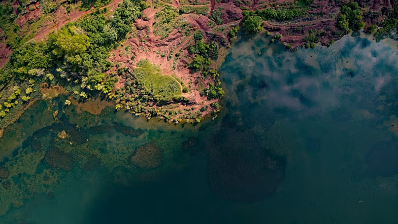 Le lac du Salagou est connu pour ses formations rocheuses rouges
