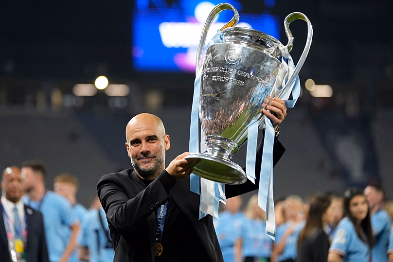 L'entraîneur-chef de Manchester City, Pep Guardiola, tient le trophée après avoir remporté la finale de la Ligue des champions entre Manchester City et l'Inter Milan à Istanbul, le 11 juin 2023.