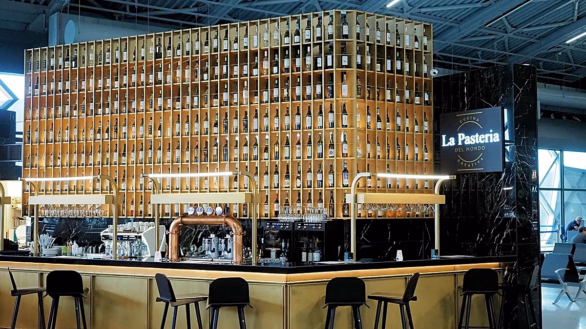 Pintes avant le vol : l'alcool doit-il être servi à l'aéroport avant les vols du matin ?