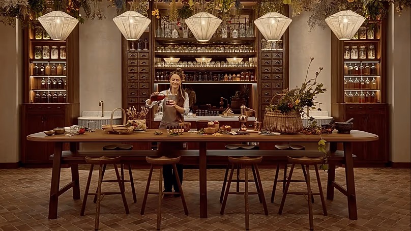 Vous pouvez préparer des teintures et des toniques à partir d'herbes médicinales de saison au Six Senses' Alchemy Bar.