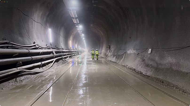 Avec une longueur totale de 64 km, cette gigantesque structure sera la plus longue ligne de chemin de fer souterrain au monde.