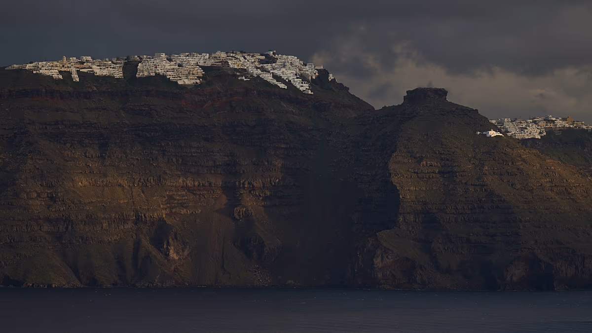 Santorin annonce de nouvelles restrictions après que des scientifiques ont signalé une activité volcanique