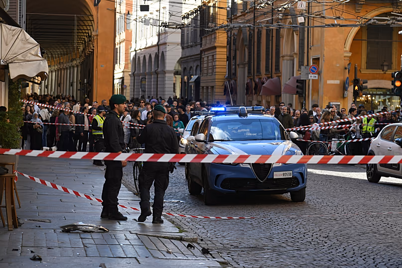 La police patrouille sur les lieux après un incident de voiture dans une rue de Modène, en Italie, le samedi 16 mai 2026.