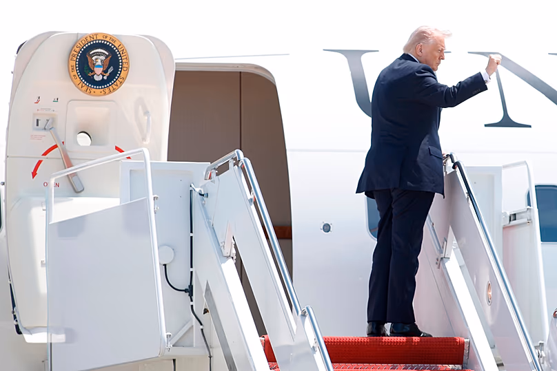 Le président américain Donald Trump fait des gestes alors qu'il monte à bord d'Air Force One, le vendredi 1er mai 2026, à la base commune d'Andrews, dans le Maryland.