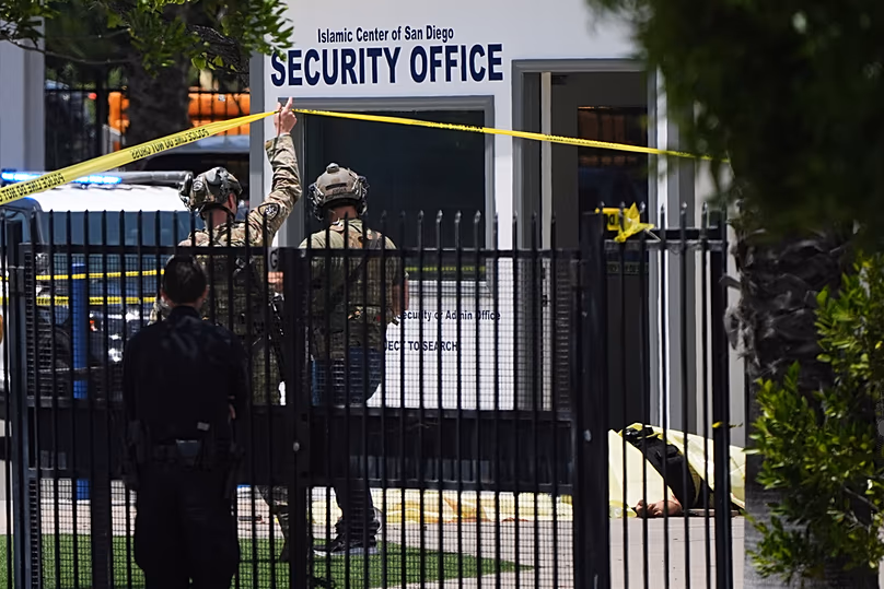 Un corps est recouvert d'une bâche sur les lieux d'une fusillade devant le Centre islamique de San Diego, le lundi 18 mai 2026, à San Diego