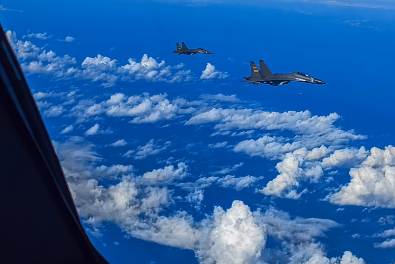 DÉPOSER. Des avions de combat du commandement du théâtre de l'Est de l'Armée populaire de libération de Chine (APL) effectuent des exercices d'entraînement au combat conjoints autour de l'île de Taiwan, en août 2022.