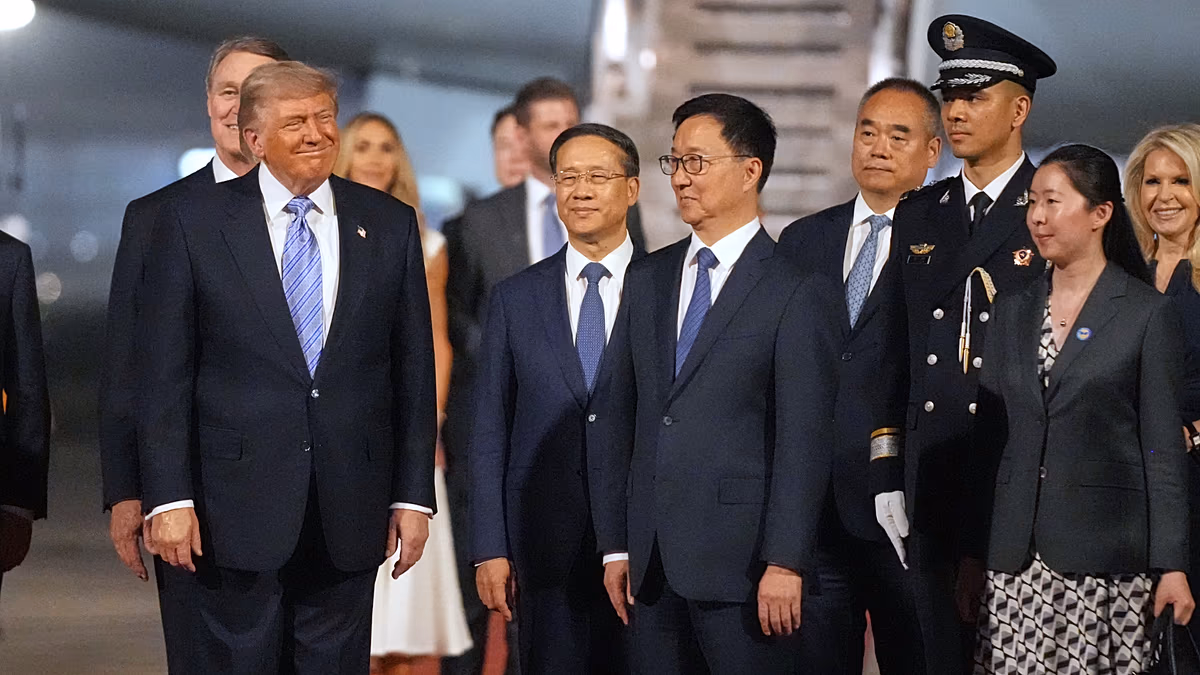 Trump arrive à Pékin pour un sommet crucial, accueilli par le vice-président Han