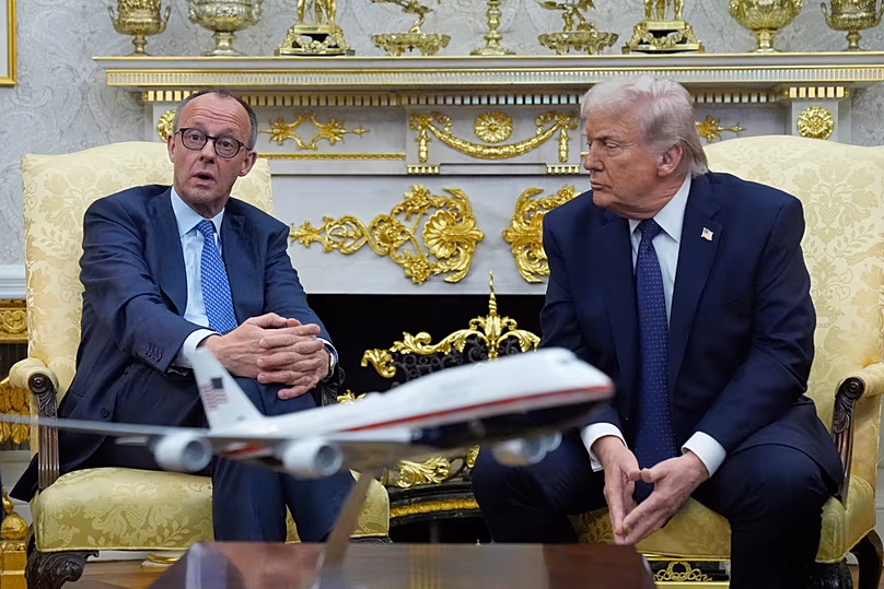 DOSSIER – Le président Donald Trump rencontre le chancelier allemand Friedrich Merz dans le bureau ovale de la Maison Blanche, le 3 mars 2026, à Washington. (Photo AP/Mark Schiefelbein, Fil