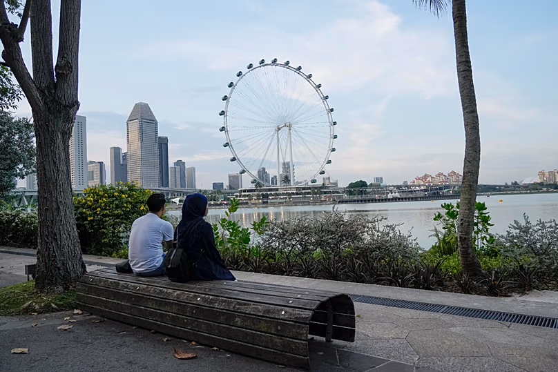 Un couple profite de l'horizon de la baie de Marina de Singapour, le 11 septembre 2024.