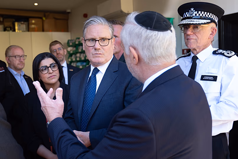Le Premier ministre britannique Keir Starmer et la ministre de l'Intérieur Shabana Mahmood s'adressent aux membres de la communauté juive lors d'une visite à Golders Green, Londres, le jeudi 30 avril 2026.