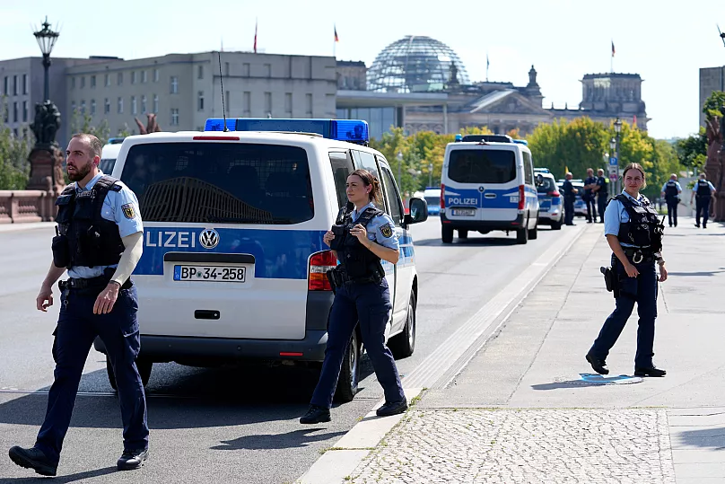 Des policiers gardent un pont à côté de la chancellerie à Berlin, le 13 août 2025.