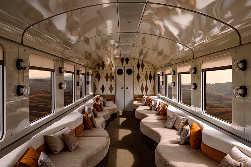 Ce train élégant permet aux passagers de profiter de la magnifique campagne tout au long du parcours.