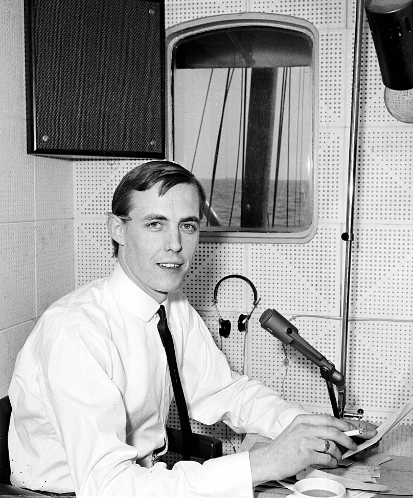 Le disc-jockey d'origine canadienne Simon Dee diffuse sur Radio Caroline à bord d'un navire amarré dans les eaux internationales au large de la côte est anglaise, le 14 avril 1964.