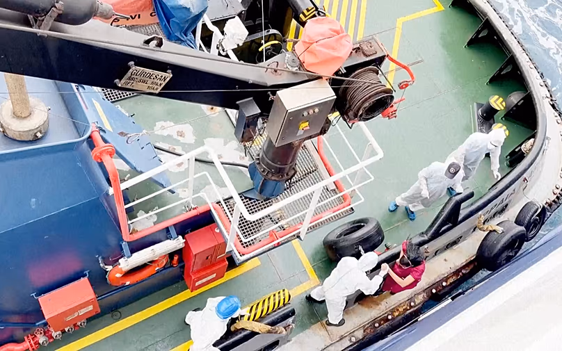 Des agents de santé descendent du MV Hondius, battant pavillon néerlandais, un bateau de croisière transportant près de 150 personnes alors qu'il se trouve au large du Cap-Vert, le 4 mai 2026.