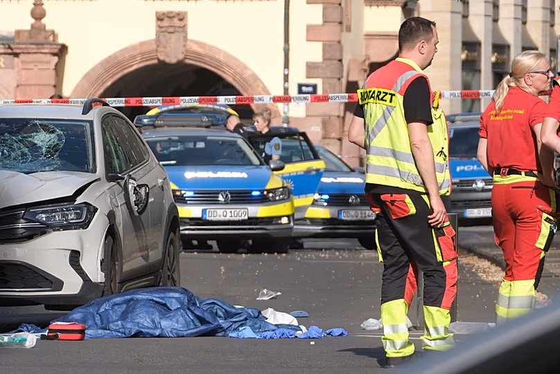 Des secouristes se tiennent à côté d'une voiture endommagée qui a percuté plusieurs personnes à Leipzig, en Allemagne, le lundi 4 mai 2026.