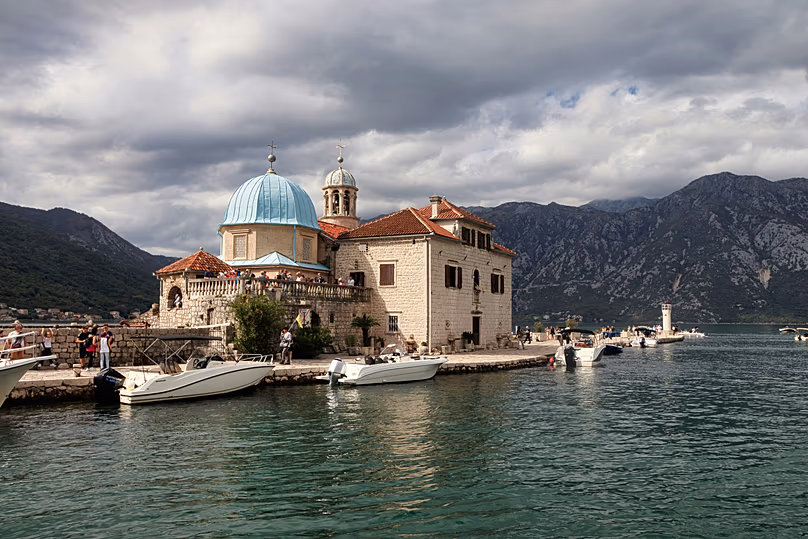 Une visite en bateau à l'église Notre-Dame des Rochers est un incontournable à Kotor
