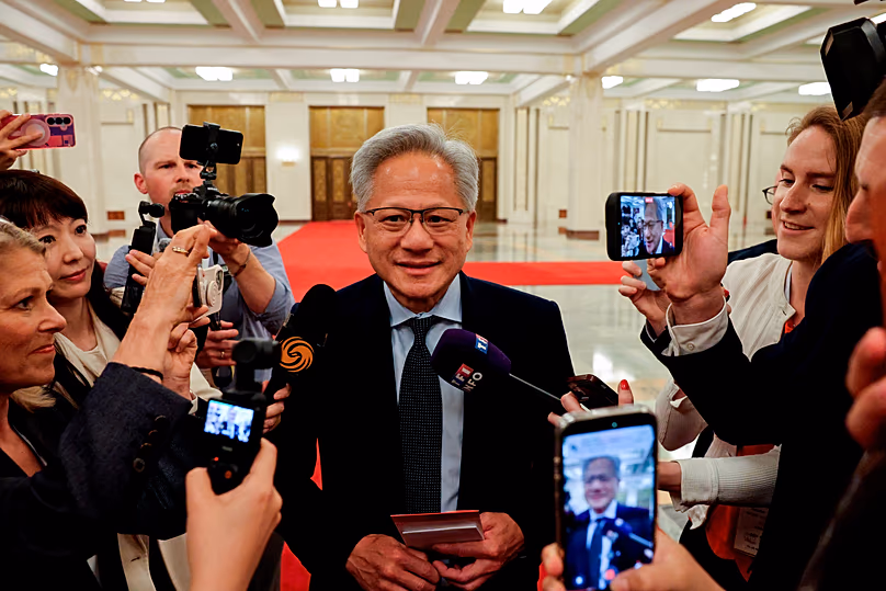 Le PDG de Nvidia, Jensen Huang, s'adresse aux médias alors qu'il assiste à une réunion avec le Premier ministre chinois Li Qiang et d'autres représentants d'entreprises américaines à Pékin, le 14 mai 2026.
