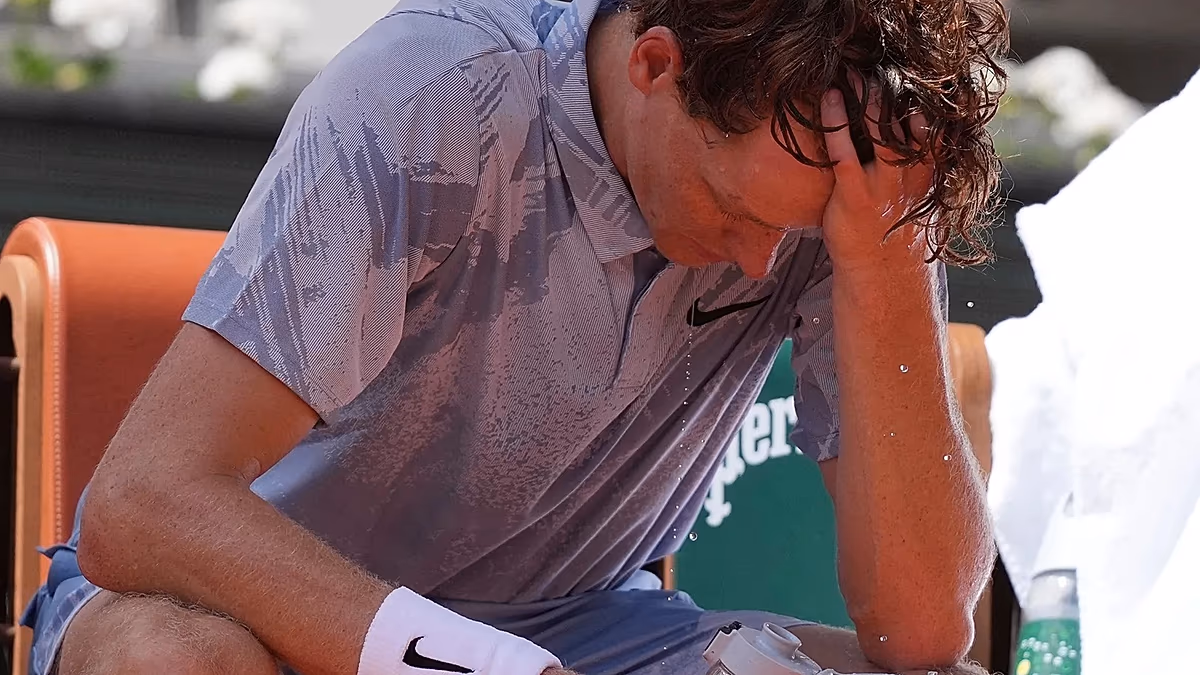 Jannik Sinner, le mieux classé, s'effondre à Roland-Garros après une apparente lutte contre la chaleur