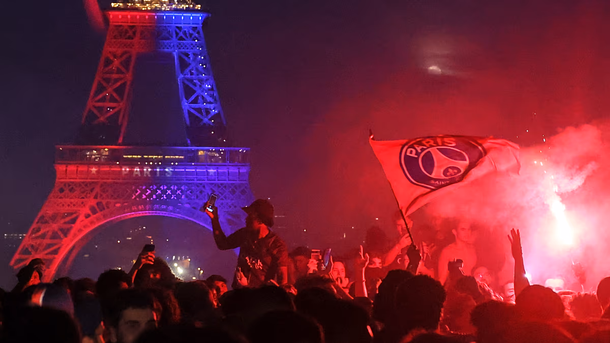 La police française arrête des centaines de personnes à Paris après les violentes célébrations du titre de Ligue des Champions du PSG