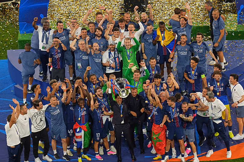 Le propriétaire du PSG, Nasser bin Ghanim Al-Khelaïfi, soulève le trophée après avoir battu Arsenal.