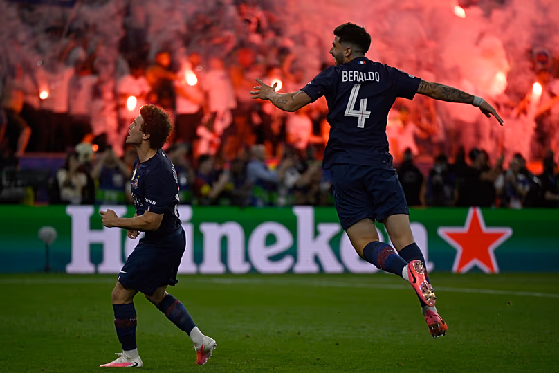 Les joueurs du PSG célèbrent après les tirs au but à la fin de la finale de la Ligue des Champions