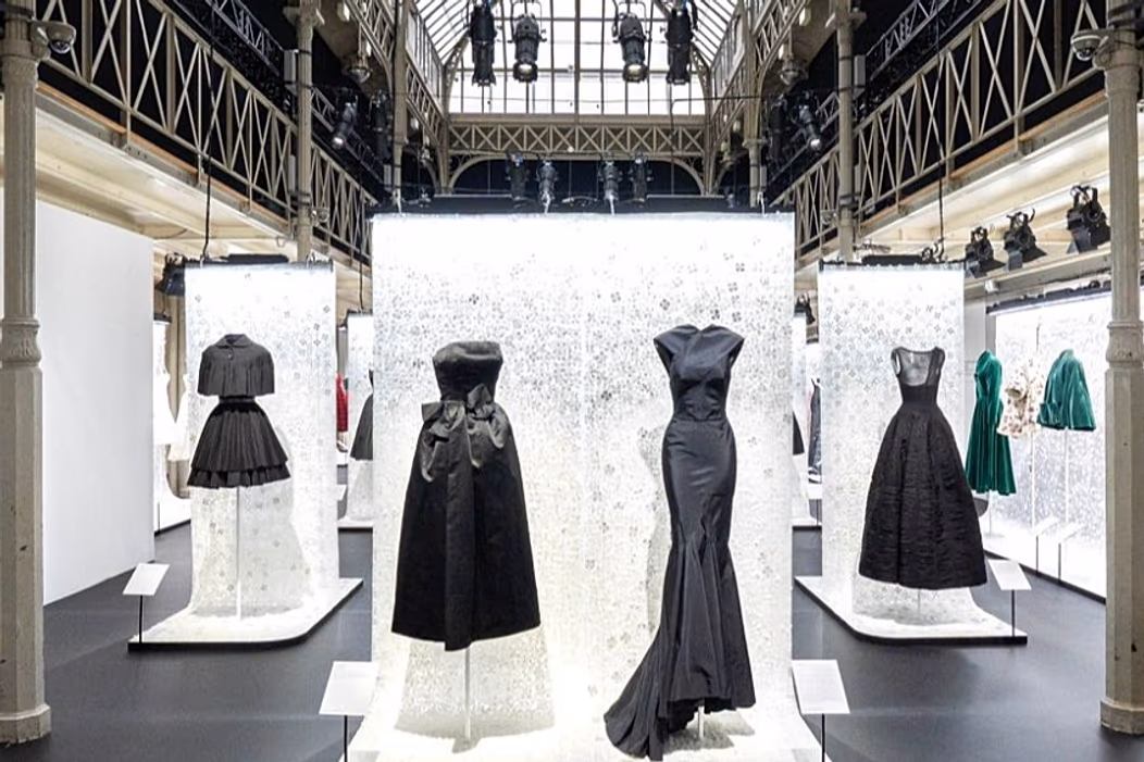 Scènes de l'exposition Azzedine Alaïa et Christian Dior - Deux maîtres de la haute couture