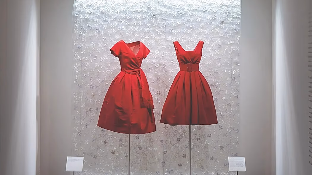 De gauche à droite : Boutique Dior, vers 1957, robe de cocktail en soie rouge et Haute Couture d'Alaïa, 1958 - Robe d'après-midi formelle
