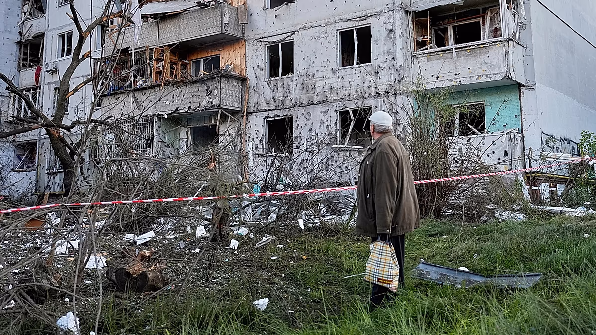 D'énormes missiles russes ont frappé l'Ukraine du jour au lendemain, tuant au moins 18 personnes, selon les autorités.