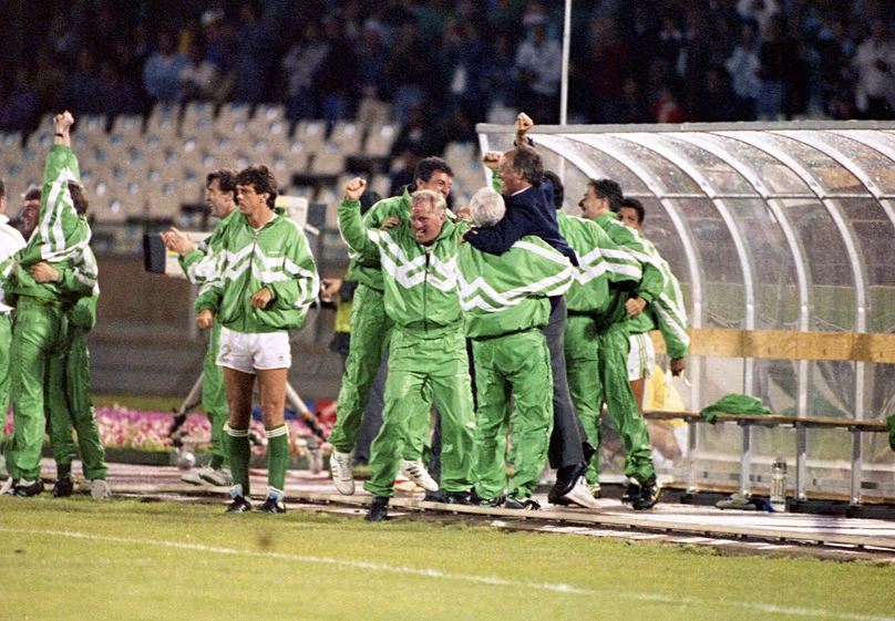 Le personnel et les joueurs irlandais célèbrent l'égalisation contre l'Angleterre lors de la Coupe du monde Italia'90