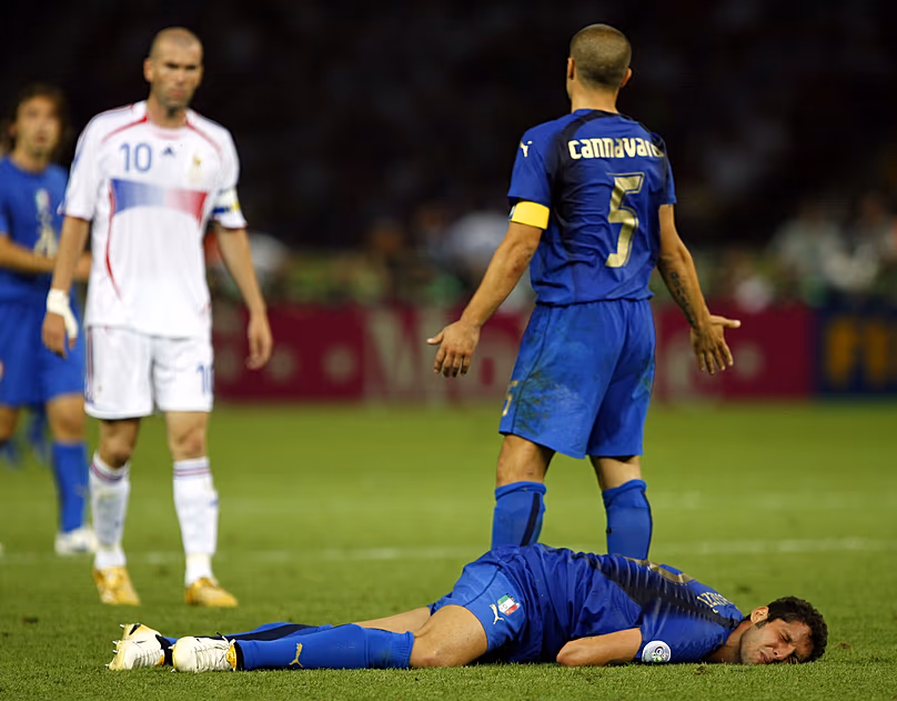 Zidane regarde Materazzi allongé au sol après lui avoir donné un coup de tête pendant le match.