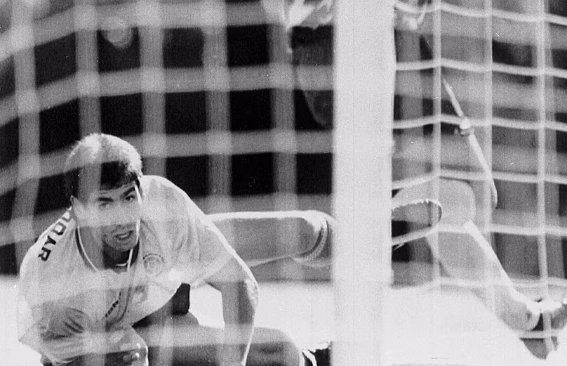 DOSSIER : Le Colombien Andrés Escobar est allongé au sol alors qu'il regarde un tir de l'Américain Eric Wynalda lors d'un match de Coupe du monde au Rose Bowl.