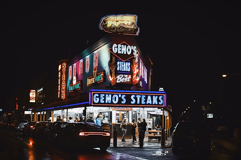 Geno's Steaks est un endroit populaire