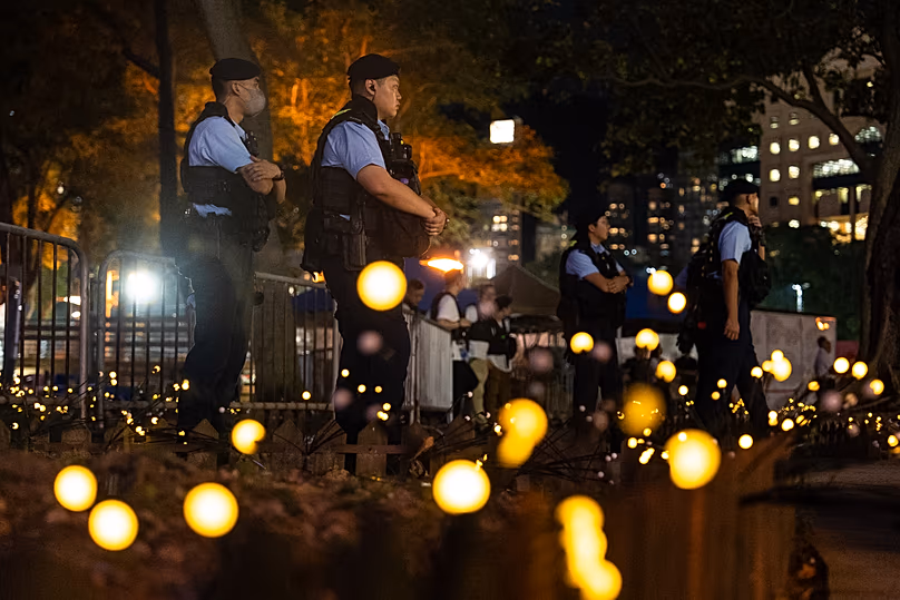 Des policiers montent la garde au parc Victoria à Hong Kong, le 4 juin 2026.