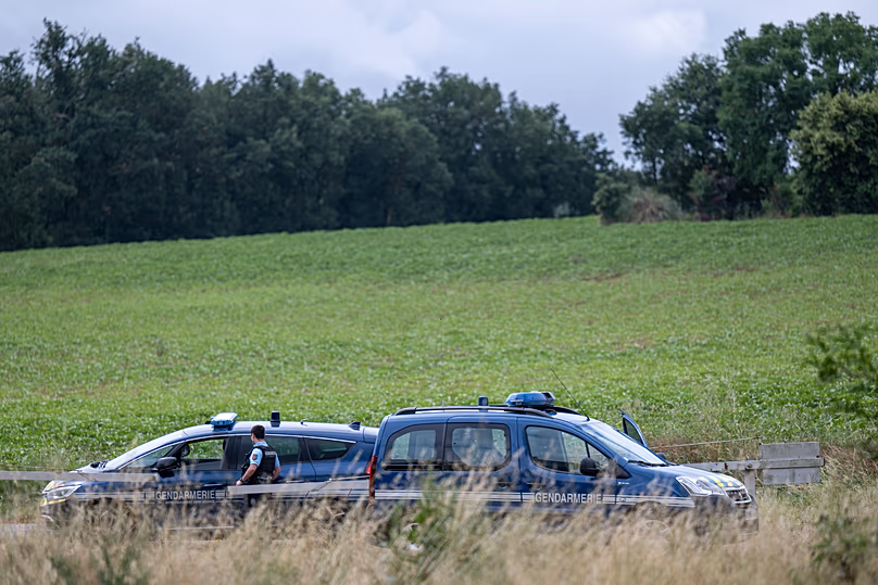 La police française bloque la route d'une ferme où un corps a été retrouvé lors d'une recherche pour retrouver une fillette de 11 ans disparue à Puycasquier, le 5 juin 2026.