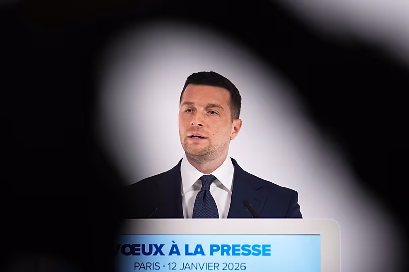 Jordan Bardella, président du parti d'extrême droite Rassemblement National, s'exprime lors de son discours de nouvel an à la presse à Paris, le 12 janvier 2026.
