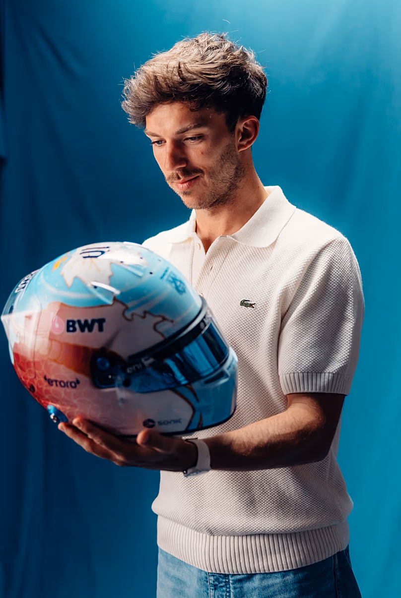 Le pilote de F1 Pierre Gasly découvre son casque conçu sur mesure par l'artiste qatari Ghada Al Suwaidi.