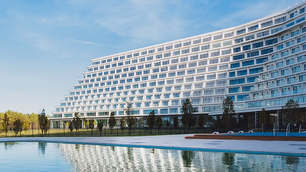 13 étages, 1 240 chambres : le plus grand hôtel de la Baltique ouvre ses portes – mais il y a un problème