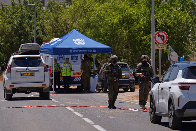 Les forces de sécurité israéliennes et les volontaires des services de secours ZAKA interviennent sur les lieux d'une fusillade près de Tzur Yitzhak, dans le centre d'Israël, le dimanche 7 juin 2026.