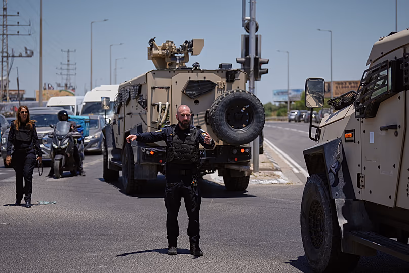 Des policiers israéliens sont déployés sur les lieux d'une fusillade près de Tzur Yitzhak, dans le centre d'Israël, le dimanche 7 juin 2026.