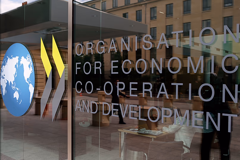 DÉPOSER. Le logo à l'entrée du siège de l'OCDE à Paris, juin 2017