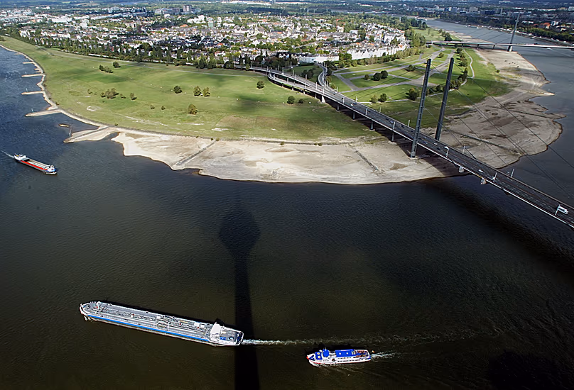 Basses eaux sur le Rhin à Düsseldorf-Oberkassel en septembre 2003 : les croisières fluviales dépendent des conditions climatiques et écologiques.