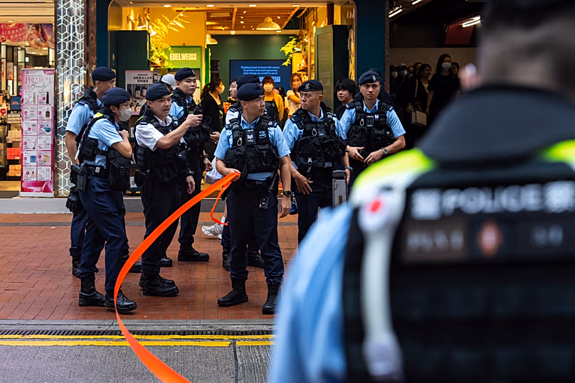 Des policiers montent la garde dans le quartier de Causeway Bay à Hong Kong, le 4 juin 2025.