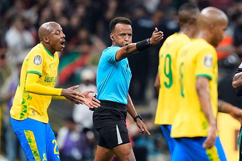 DOSSIER - L'arbitre Omar Artan, au centre, signale un penalty lors de la finale de football de la Ligue des champions de la CAF entre l'AS FAR Rabat et les Mamelodi Sundowns, à Rabat, au Maroc, dimanche.