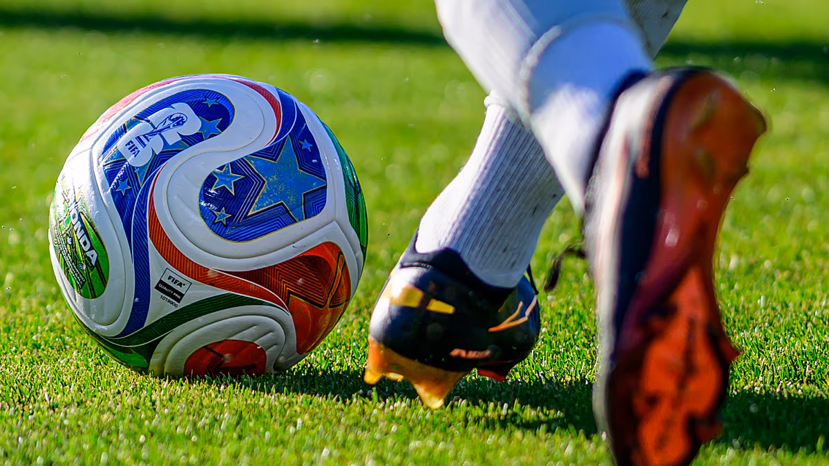 Les villes hôtes sont prêtes pour le coup d'envoi de la plus grande Coupe du Monde de tous les temps alors que les supporters déplorent les interdictions de visa et le prix des billets