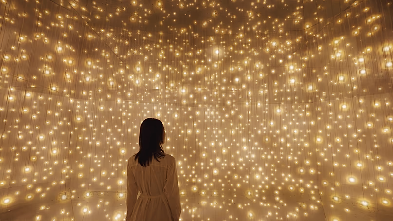 Installation « Massless Suns et Dark Suns » par teamLab