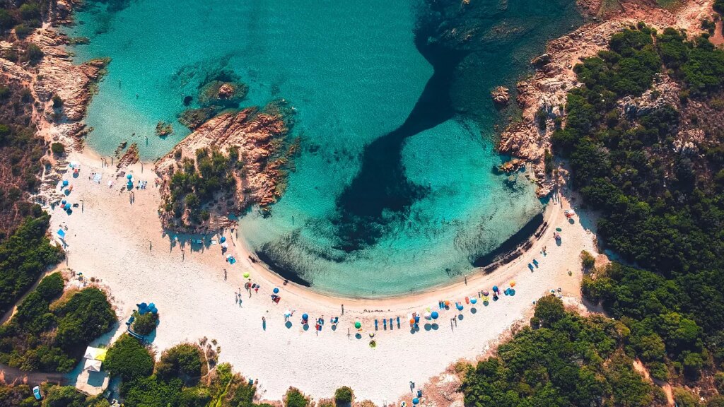 Vous voyagez en Sardaigne ? Ce sont les règles de plage que vous devez connaître pour éviter jusqu'à 3 500 € d'amende
