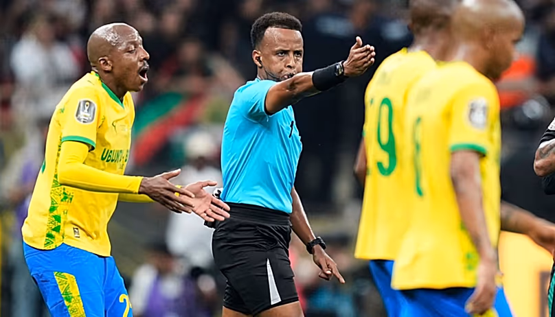 DOSSIER - L'arbitre Omar Artan, au centre, signale un penalty lors de la finale de football de la Ligue des champions de la CAF entre l'AS FAR Rabat et les Mamelodi Sundowns, à Rabat, au Maroc, dimanche.