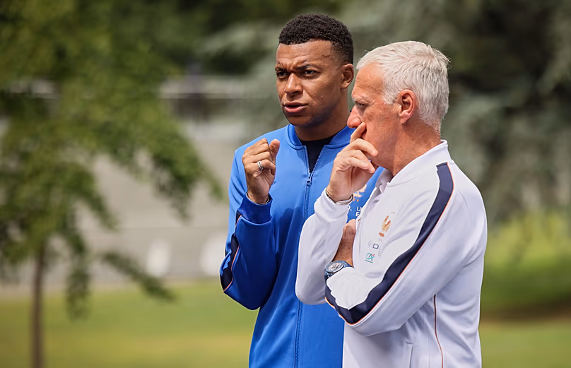 Le sélectionneur français Didier Deschamps et Kylian Mbappé attendent le président français Emmanuel Macron et Brigitte Macron au centre d'entraînement de Clairefontaine, le 2 juin 2026.