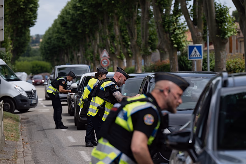 La police inspecte les véhicules lors de la recherche de preuves dans l'affaire Lyhanna, 11 ans, disparue à Fleurance, le 5 juin 2026.