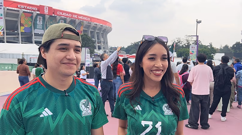 Les fans de football mexicains se rassemblent devant le stade de Mexico, le 7 juin 2026.
